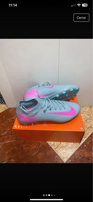 Botas de fútbol Nike azules y rosas