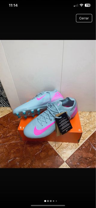 Botas de fútbol Nike azules y rosas