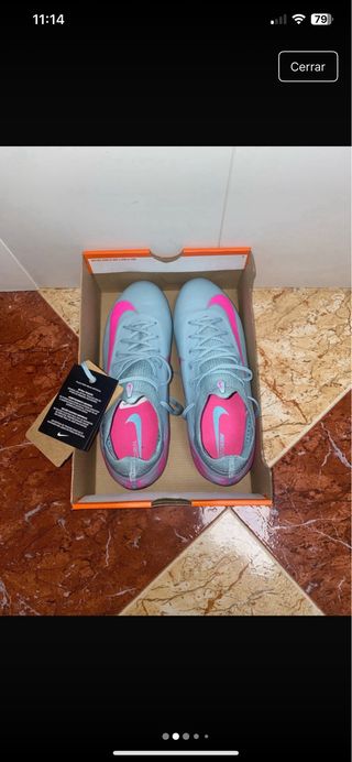 Botas de fútbol Nike azules y rosas