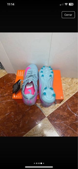 Botas de fútbol Nike azules y rosas