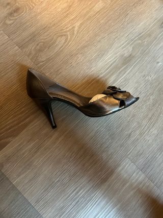 Zapatos de tacón peep toe dorados