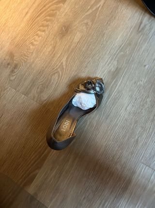 Zapatos de tacón peep toe dorados