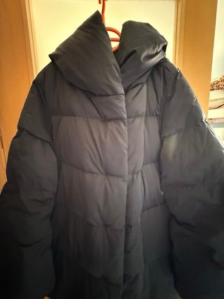 Abrigo plumífero Uniqlo gris