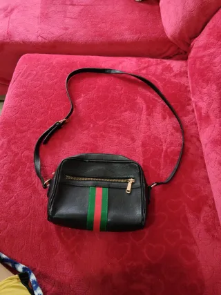 Bolso negro con rayas verdes y rojas