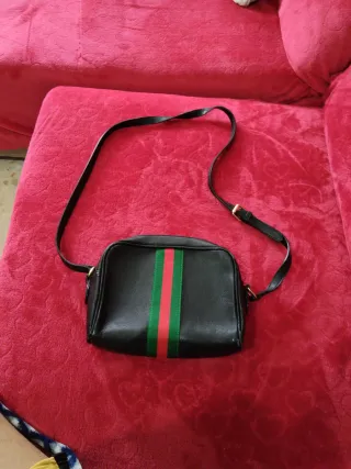 Bolso negro con rayas verdes y rojas