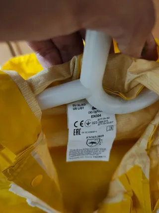 Traje impermeable amarillo para reparto