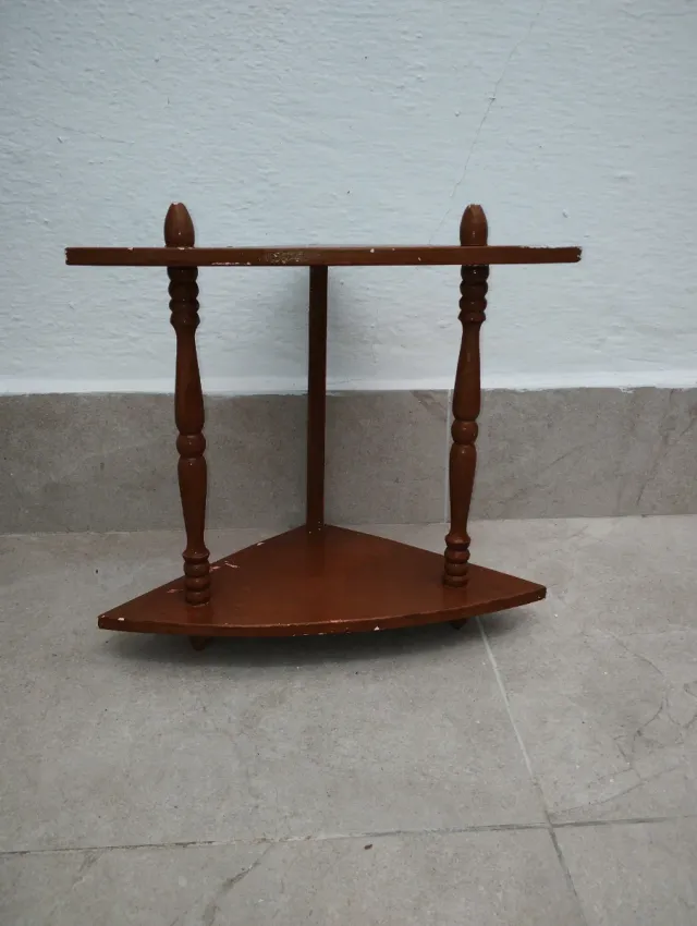 Estantería esquinera de madera