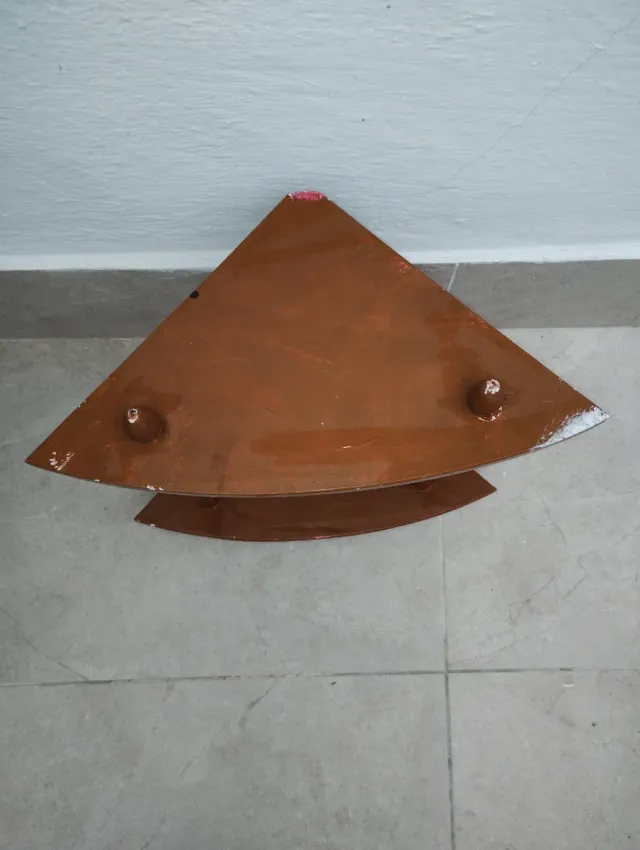 Estantería esquinera de madera