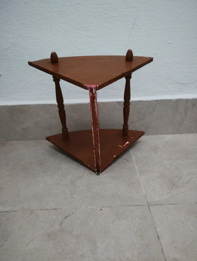 Estantería esquinera de madera