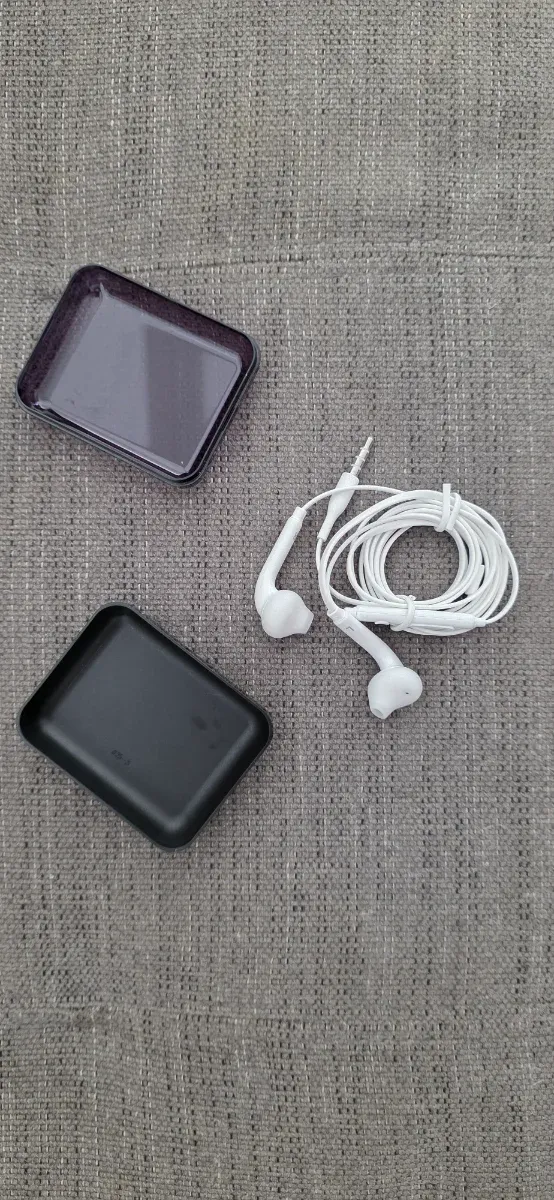 Auriculares Samsung con cable tipo conector jack.