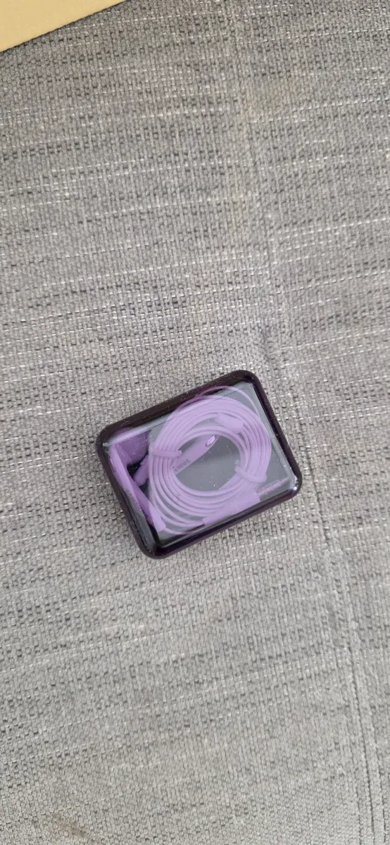 Auriculares Samsung con cable tipo conector jack.