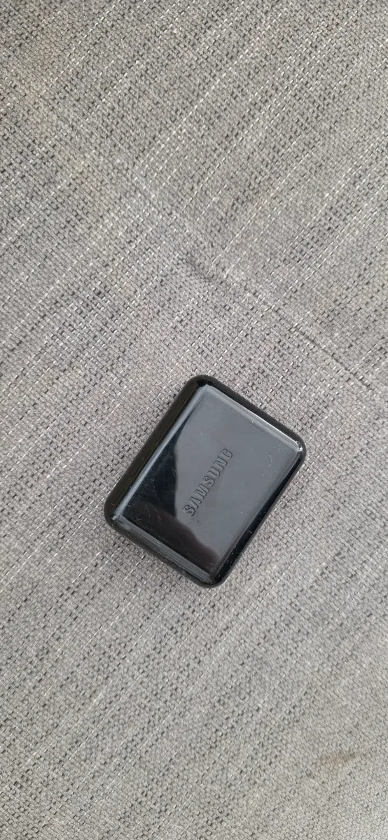 Auriculares Samsung con cable tipo conector jack.