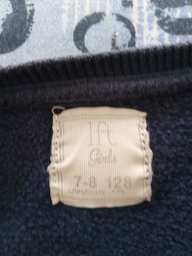 Sudadera azul con estampado de conejo