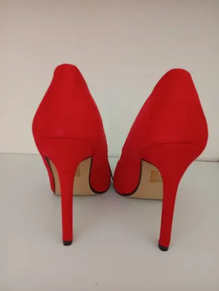 Zapatos de salón rojos efecto serraje sin estrenar