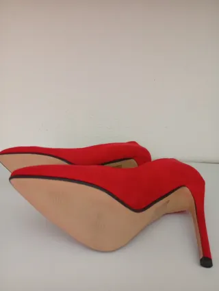 Zapatos de salón rojos efecto serraje sin estrenar