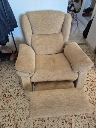 Sillón reclinable muy cómodo beige