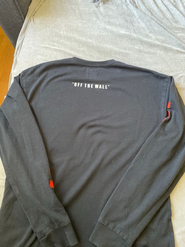 Camiseta Vans manga larga azul  con detalles rojos