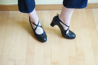 Zapatos flamenco negros tiras cruzadas, con chapas