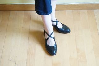 Zapatos flamenco negros tiras cruzadas, con chapas