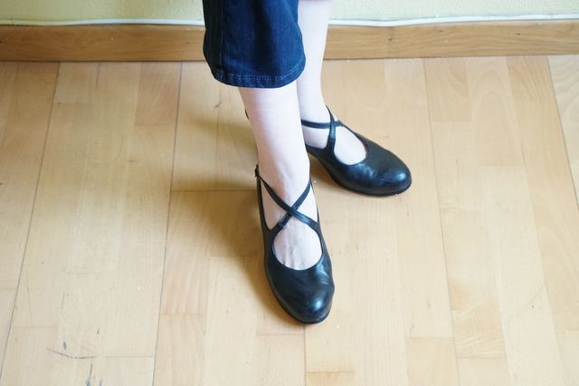 Zapatos flamenco negros tiras cruzadas, con chapas