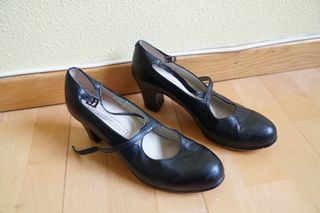 Zapatos flamenco negros tiras cruzadas, con chapas