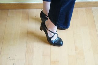 Zapatos flamenco negros tiras cruzadas, con chapas
