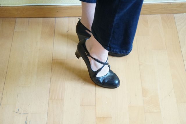 Zapatos flamenco negros tiras cruzadas, con chapas