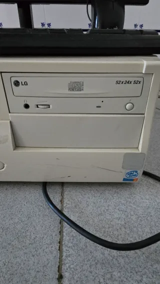 Ordenador sobremesa  con teclado y ratón.