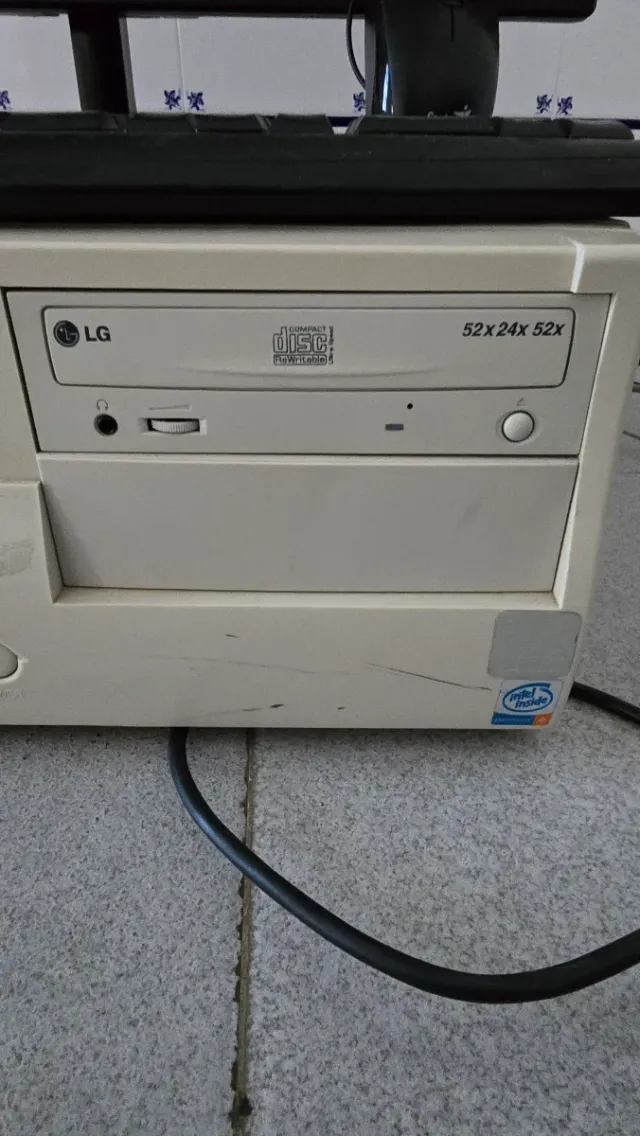 Ordenador sobremesa  con teclado y ratón.