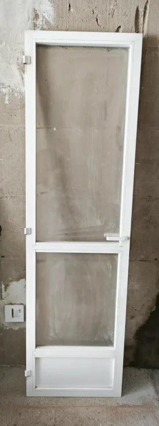 Puerta balconera de aluminio blanca