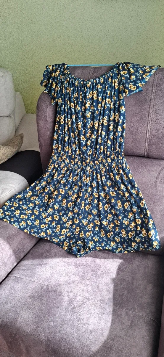 Mono floral azul con escote Bardot