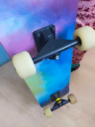 Tabla de skate con diseño acuarela