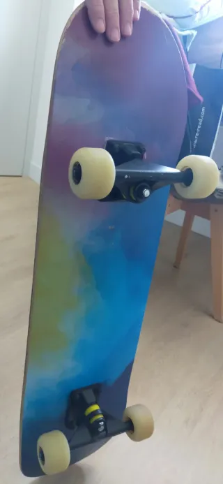 Tabla de skate con diseño acuarela