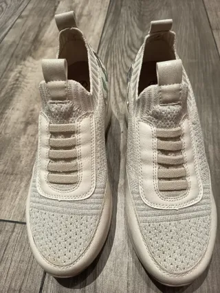 Zapatos de mujer grises y blancos