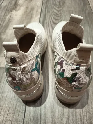 Zapatos de mujer grises y blancos