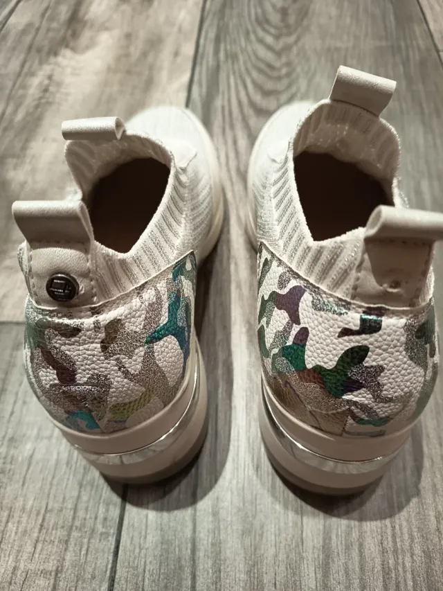 Zapatos de mujer grises y blancos