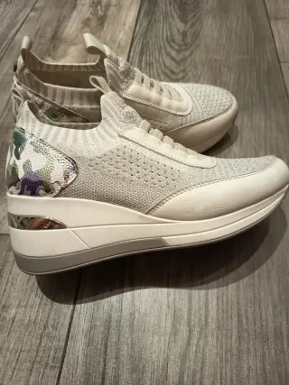 Zapatos de mujer grises y blancos