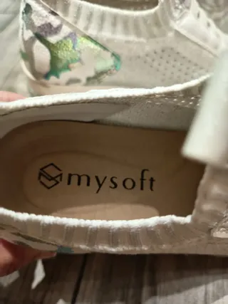 Zapatos de mujer grises y blancos