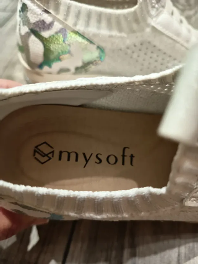 Zapatos de mujer grises y blancos