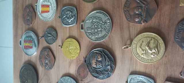 50 antiguas medallas deportivas varias