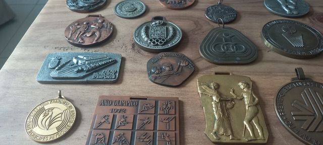 50 antiguas medallas deportivas varias
