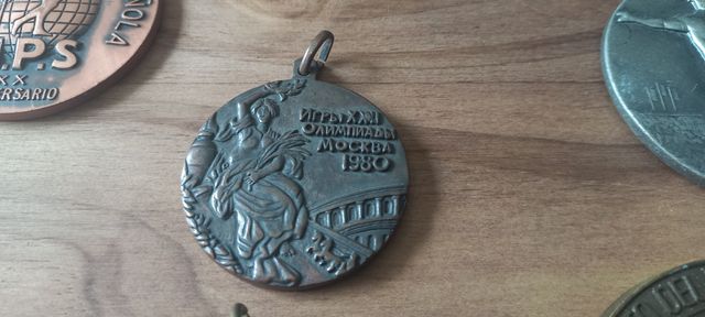 50 antiguas medallas deportivas varias