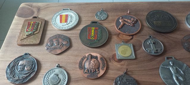 50 antiguas medallas deportivas varias