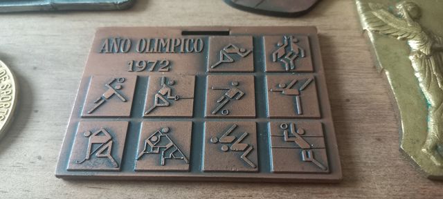 50 antiguas medallas deportivas varias