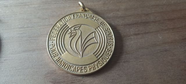 50 antiguas medallas deportivas varias