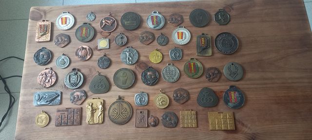 50 antiguas medallas deportivas varias