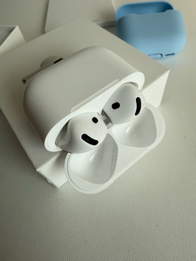 AirPods 4 Blancos con funda azul de regalo.