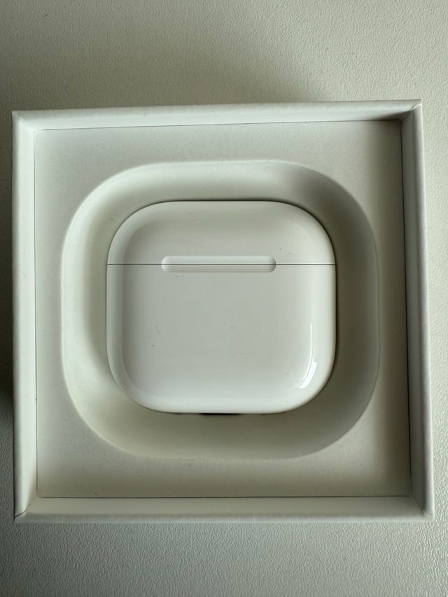 AirPods 4 Blancos con funda azul de regalo.