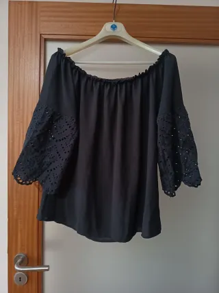 Blusa preta ombro a ombro com detalhes
