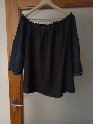 Blusa preta ombro a ombro com detalhes